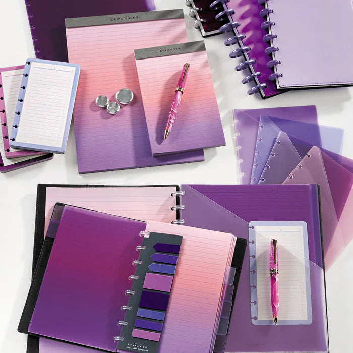 A compact analog carry laid out on a café table: a leather folio open to a Circa notebook, a small Freeleaf pad, a pen, and a short stack of 3x5 cards.